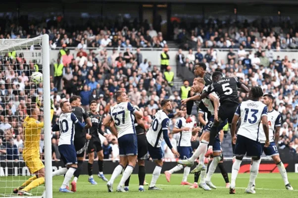 tranh-cai-ve-tran-dau-giua-Arsenal-vs-Tottenham-1-min_11zon